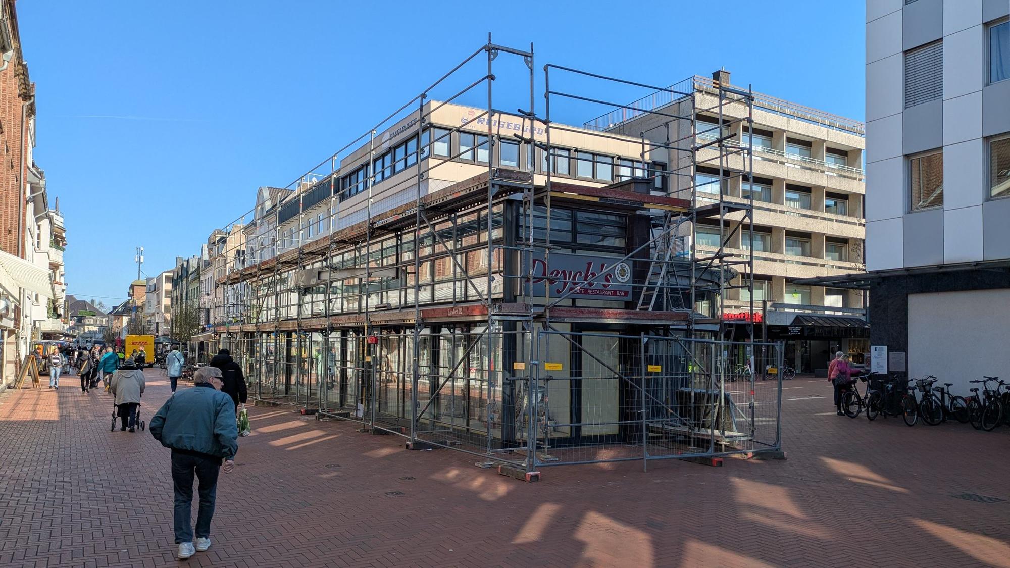 Das ehemalige Café Deycks ist eingerüstet.