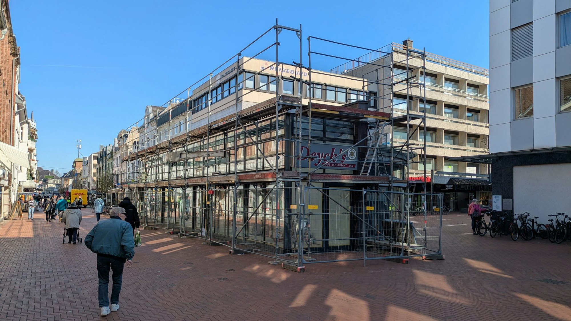 Das ehemalige Café Deycks ist eingerüstet.