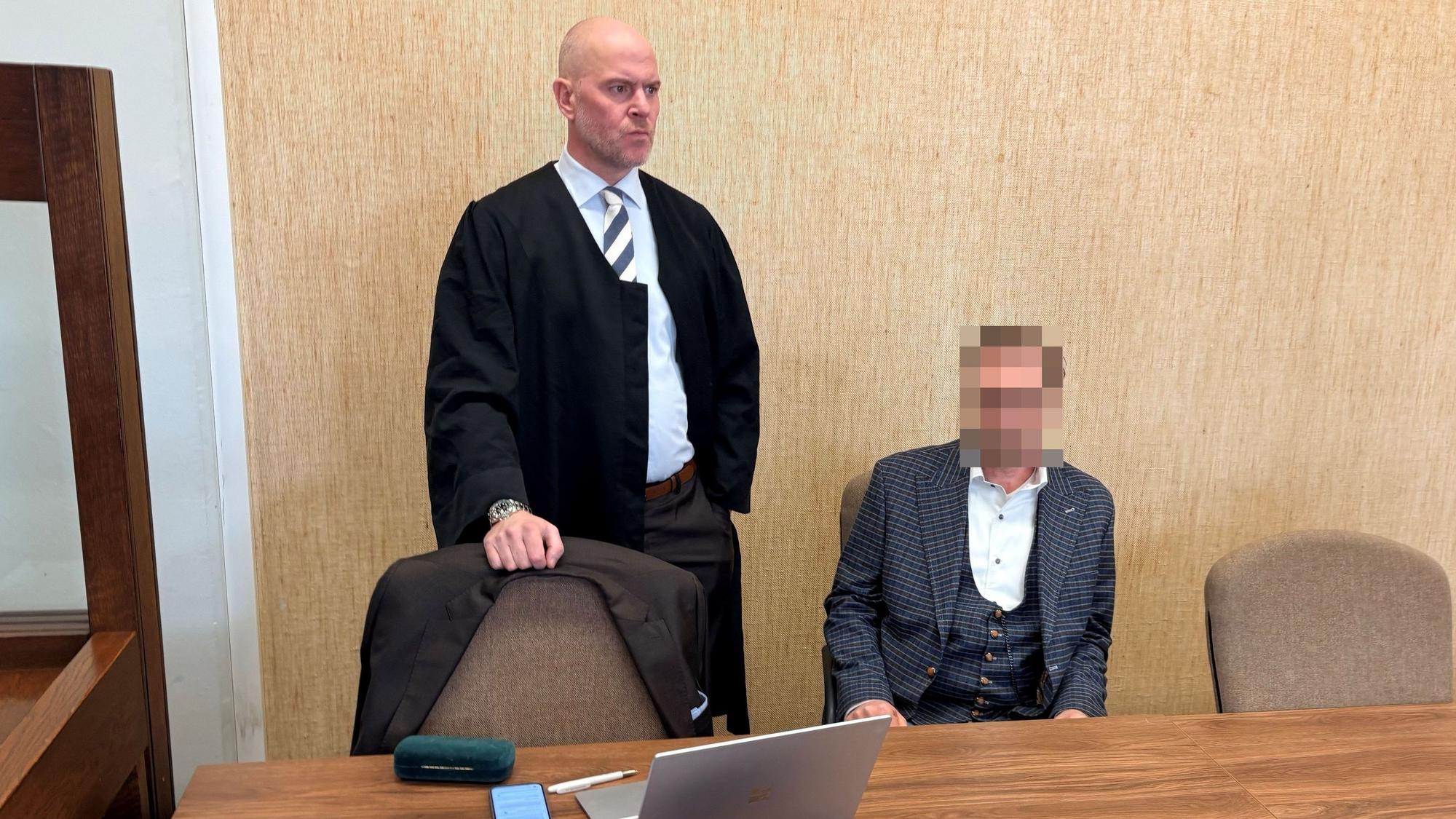 Der angeklagte Firmeninhaber mit seinem Verteidiger Martin Bücher beim Prozessauftakt im Landgericht
