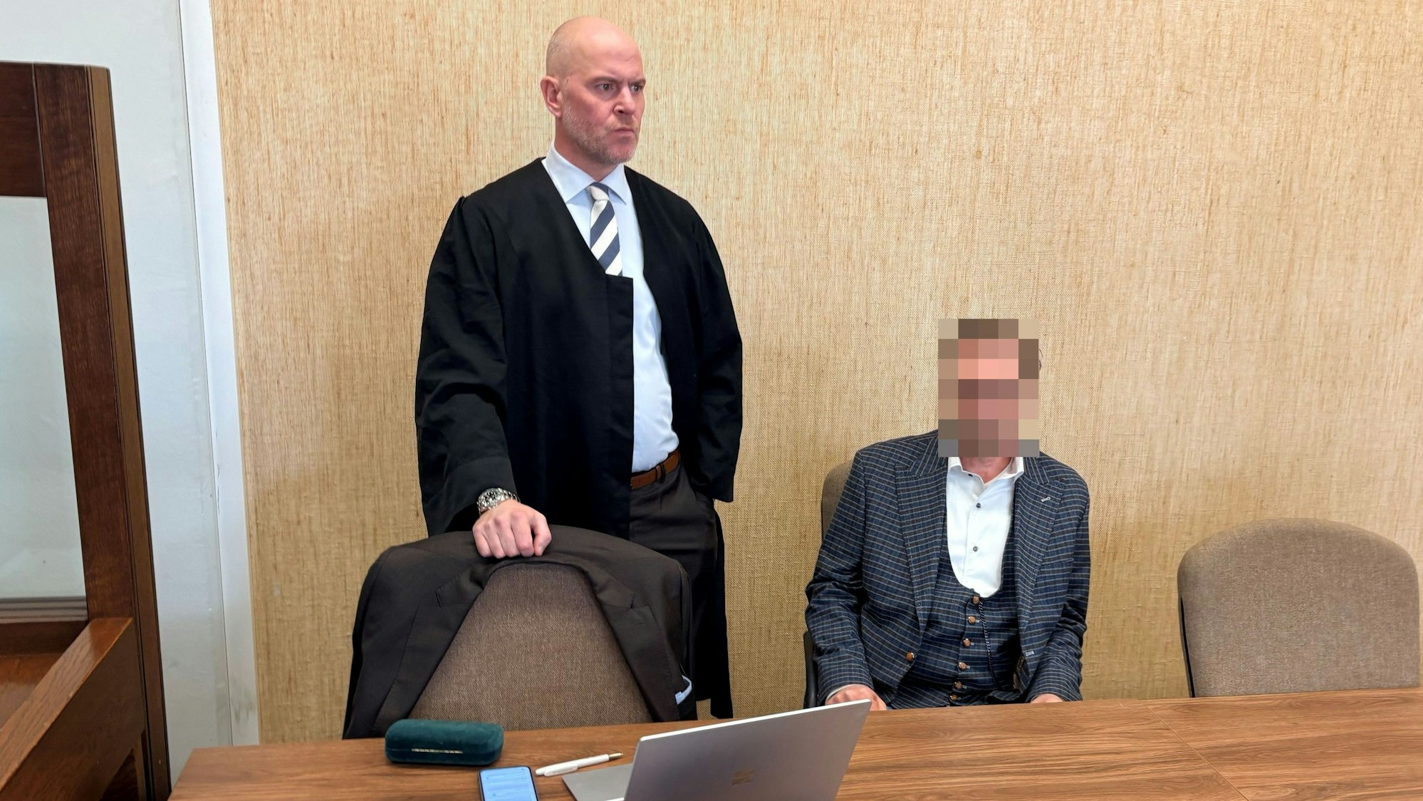 Der angeklagte Firmeninhaber mit seinem Verteidiger Martin Bücher beim Prozessauftakt im Landgericht