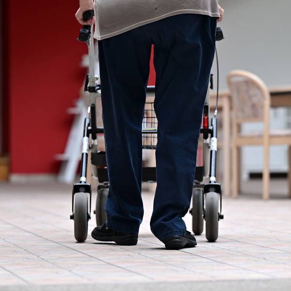 ARCHIV - 21.07.2022, Thüringen, Schleusingen: Ein Bewohner eines Pflegezentrums geht mit dem Rollator durchs Haus. (zu dpa: «Wie die Sozialplanung in Thüringen umgestaltet werden könnte») Foto: Martin Schutt/dpa +++ dpa-Bildfunk +++