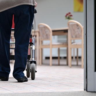 ARCHIV - 21.07.2022, Thüringen, Schleusingen: Ein Bewohner eines Pflegezentrums geht mit dem Rollator durchs Haus. (zu dpa: «Wie die Sozialplanung in Thüringen umgestaltet werden könnte») Foto: Martin Schutt/dpa +++ dpa-Bildfunk +++