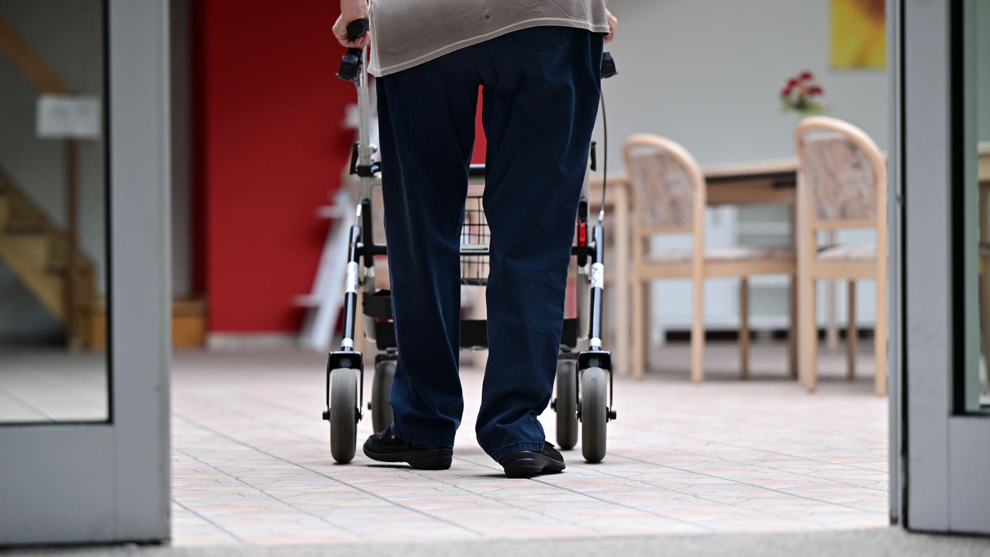 ARCHIV - 21.07.2022, Thüringen, Schleusingen: Ein Bewohner eines Pflegezentrums geht mit dem Rollator durchs Haus. (zu dpa: «Wie die Sozialplanung in Thüringen umgestaltet werden könnte») Foto: Martin Schutt/dpa +++ dpa-Bildfunk +++