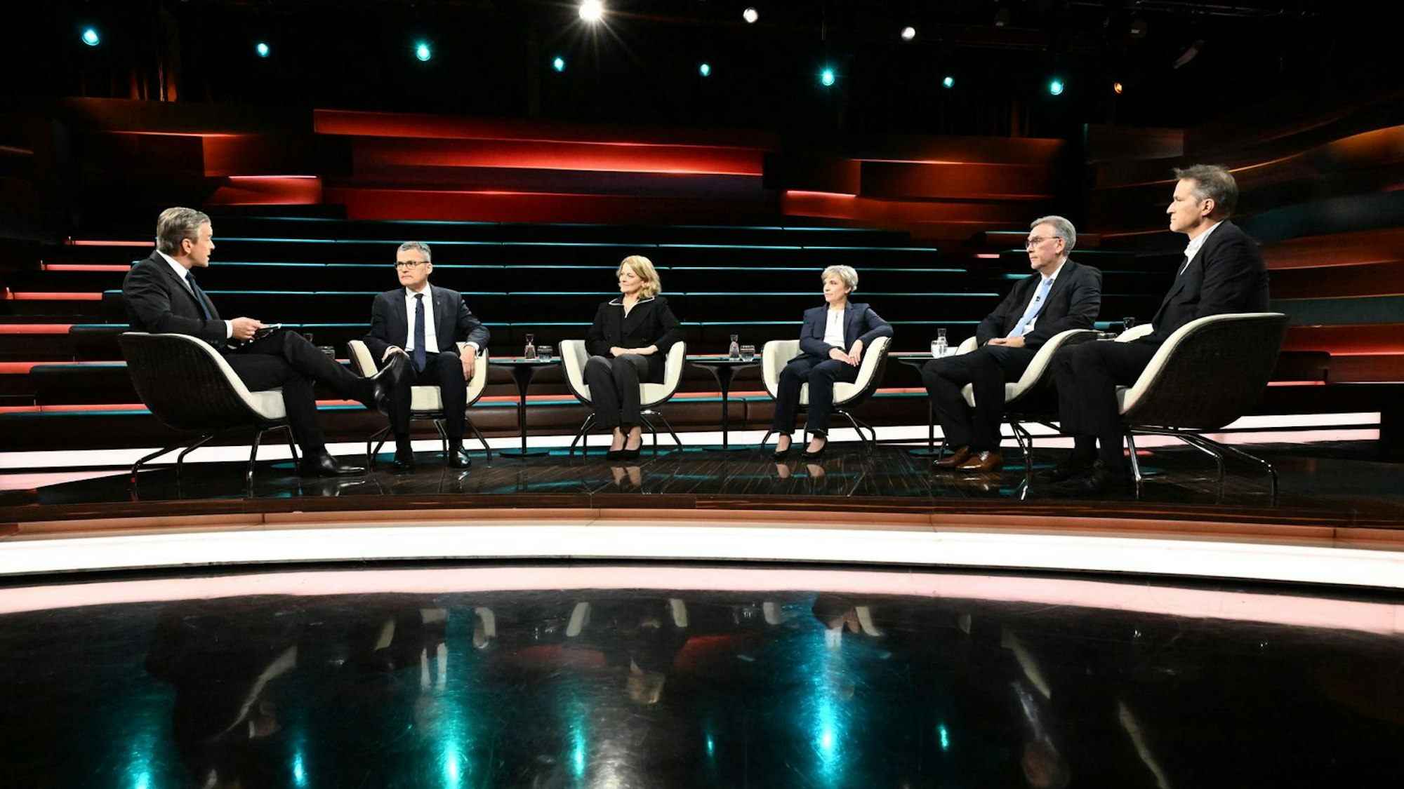 Markus Lanz (links) diskutierte am Dienstagabend mit CDU-Politiker Roderich Kiesewetter (zweiter von links), Journalistin Kristina Dunz (dritte von links), Politologin Bente Scheller (dritte von rechts), Sicherheitsexperte Frank Umbach (zweiter von rechts) und Migrationsexperte Gerald Knaus. (Bild: ZDF / Cornelia Lehmann)
