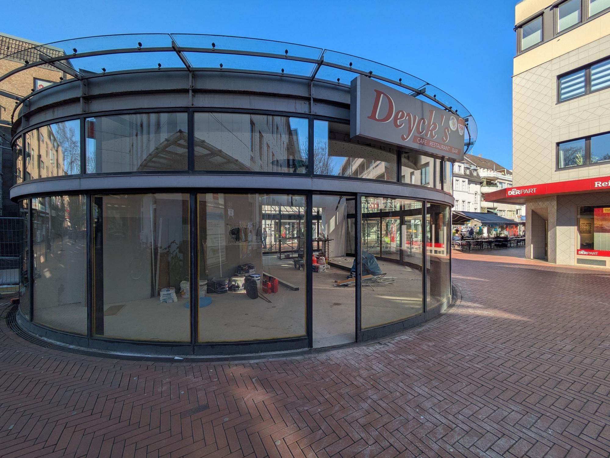 Auch der Sonnenschutz am Café wird erneuert.