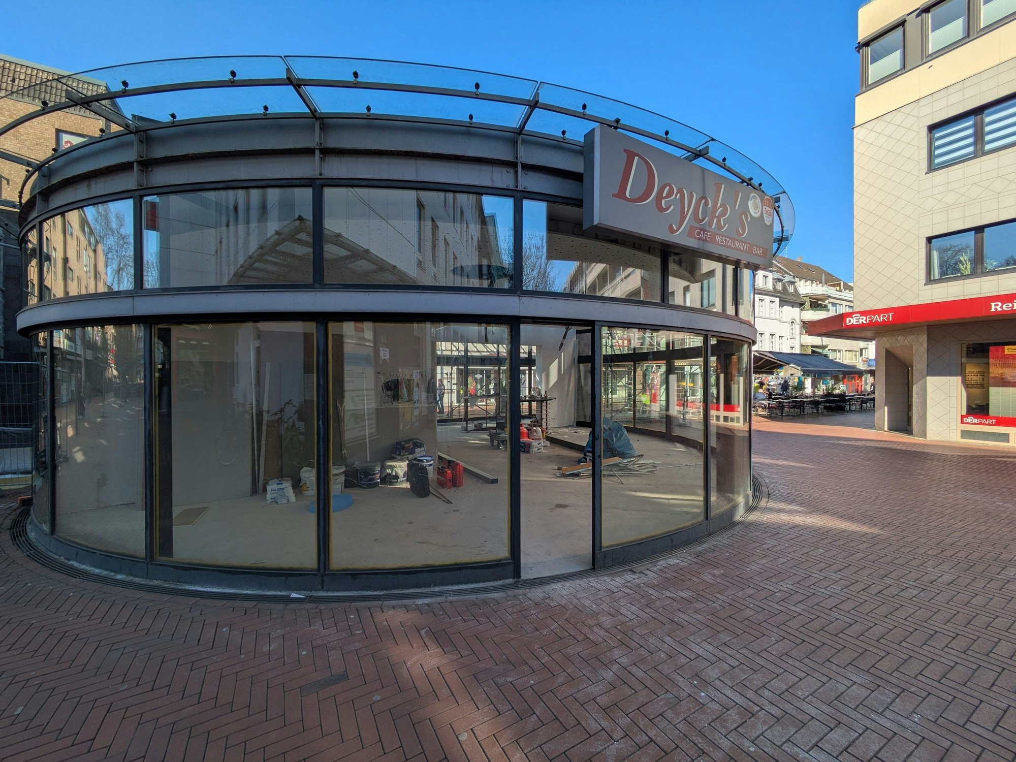 Auch der Sonnenschutz am Café wird erneuert.