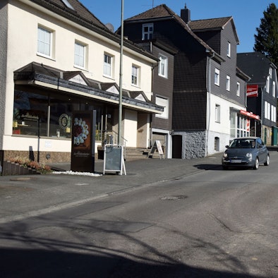 Die Waldbröler Bahnhofstraße soll künftig einspurig in eine Fahrtrichtung geführt werden, die örtliche Filiale der Mühlenbäckerei (links zu sehen) soll zudem eine Ladezone bekommen.