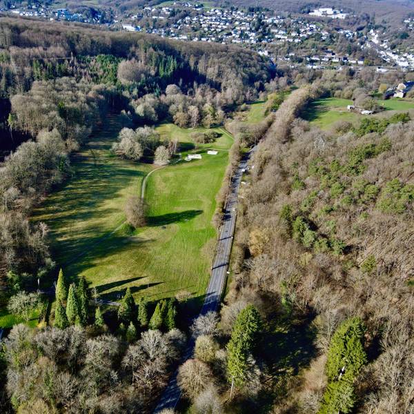 Das Luftbild zeigt die Stelle, an der die Grundschule Bad Münstereifel errichtet werden soll.