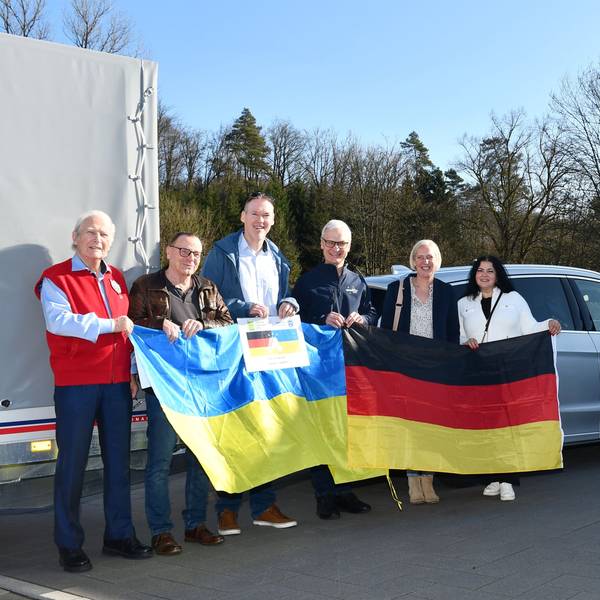 ONI-Chef Wolfgang Oehm (l.) mit den Menschen, die sich für die Ukraine-Hilfe ehrenamtlich engagieren.