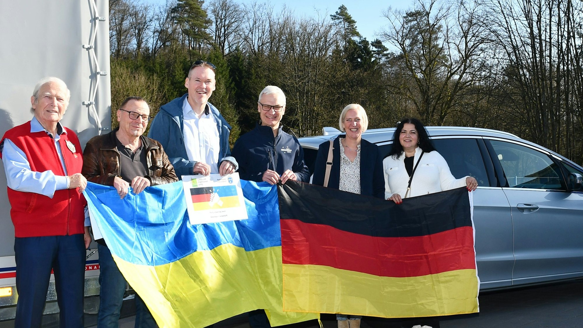 ONI-Chef Wolfgang Oehm (l.) mit den Menschen, die sich für die Ukraine-Hilfe ehrenamtlich engagieren.