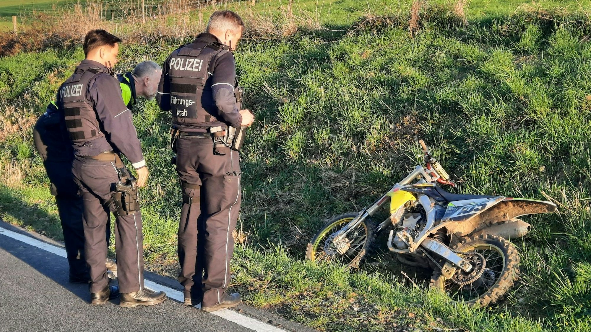 Lebensbedrohliche Verletzungen erlitt ein Motorradfahrer bei einem Alleinunfall auf der Kochenbacher Straße.