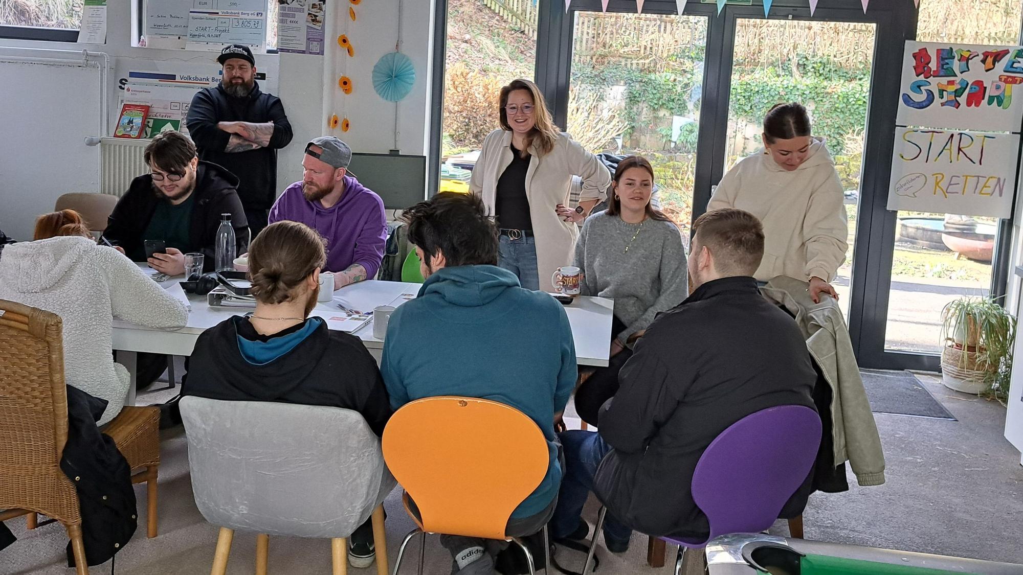 Das Foto zeigt Teilnehmer und Mitarbeitende des Start-Projekts.