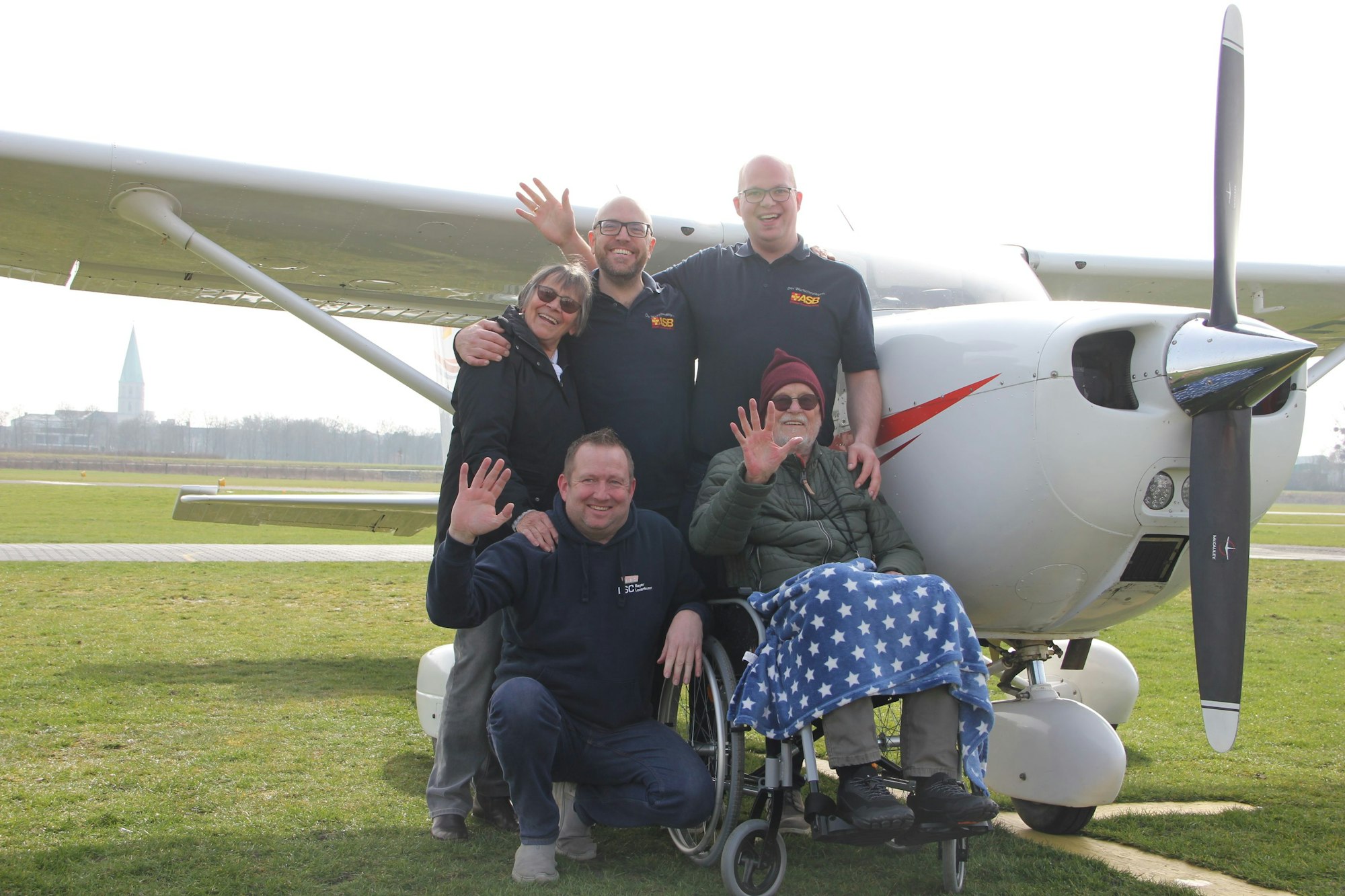 Gruppenfoto mit dem Team des Wünschewagen.
