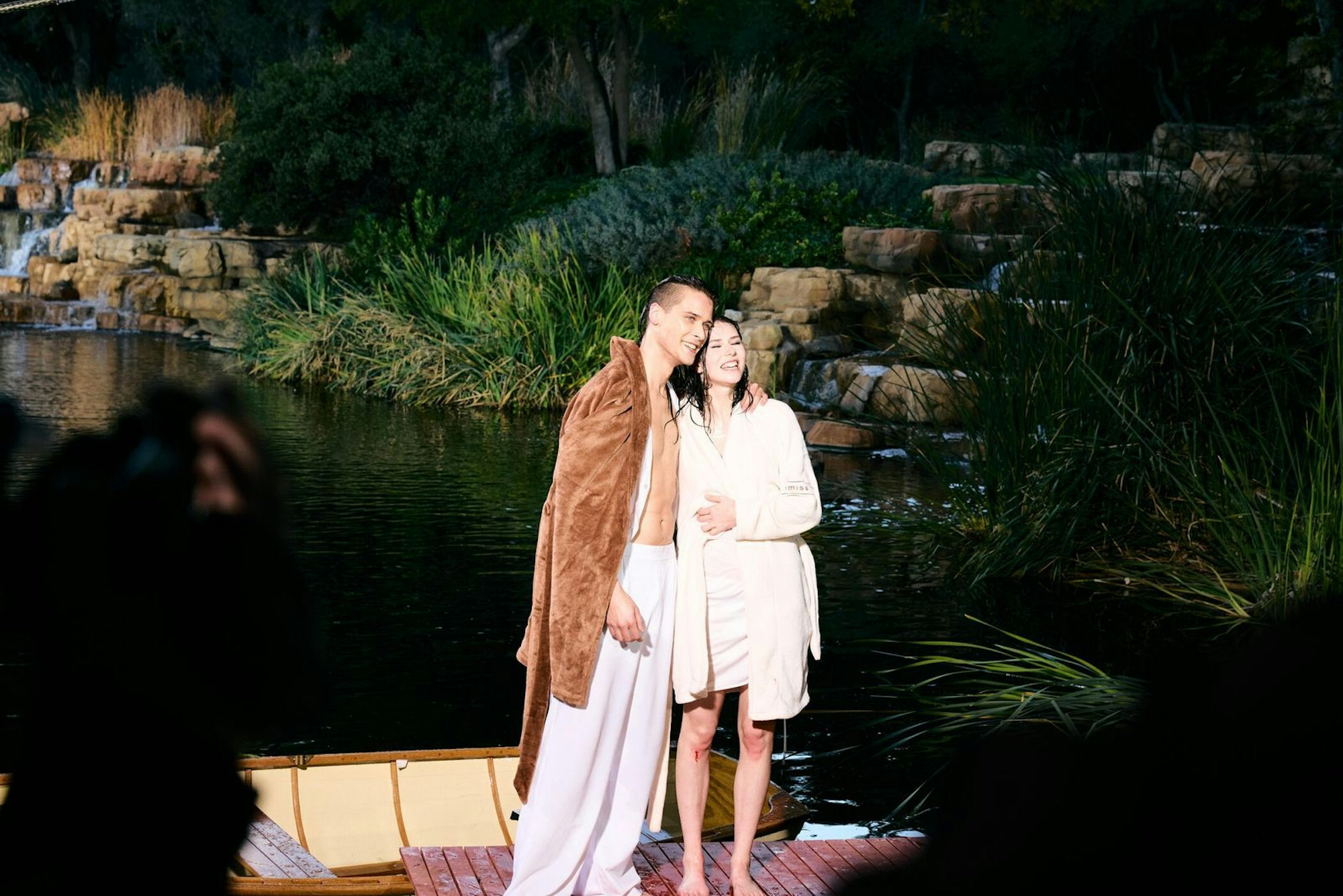 Zwischen Louis und Antonia knistert es sofort gewaltig. (Bild: ProSieben/Max Montgomery)