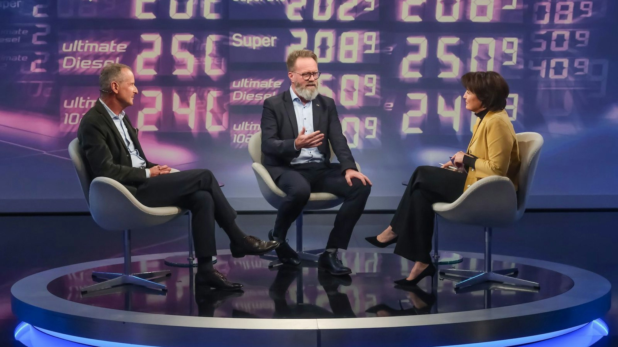 Herbert Diess (links) und Claus Ruhe Madsen sprachen bei Sandra Maischberger über den Wirtschaftsstandort Deutschland. (Bild: WDR / Oliver Ziebe)