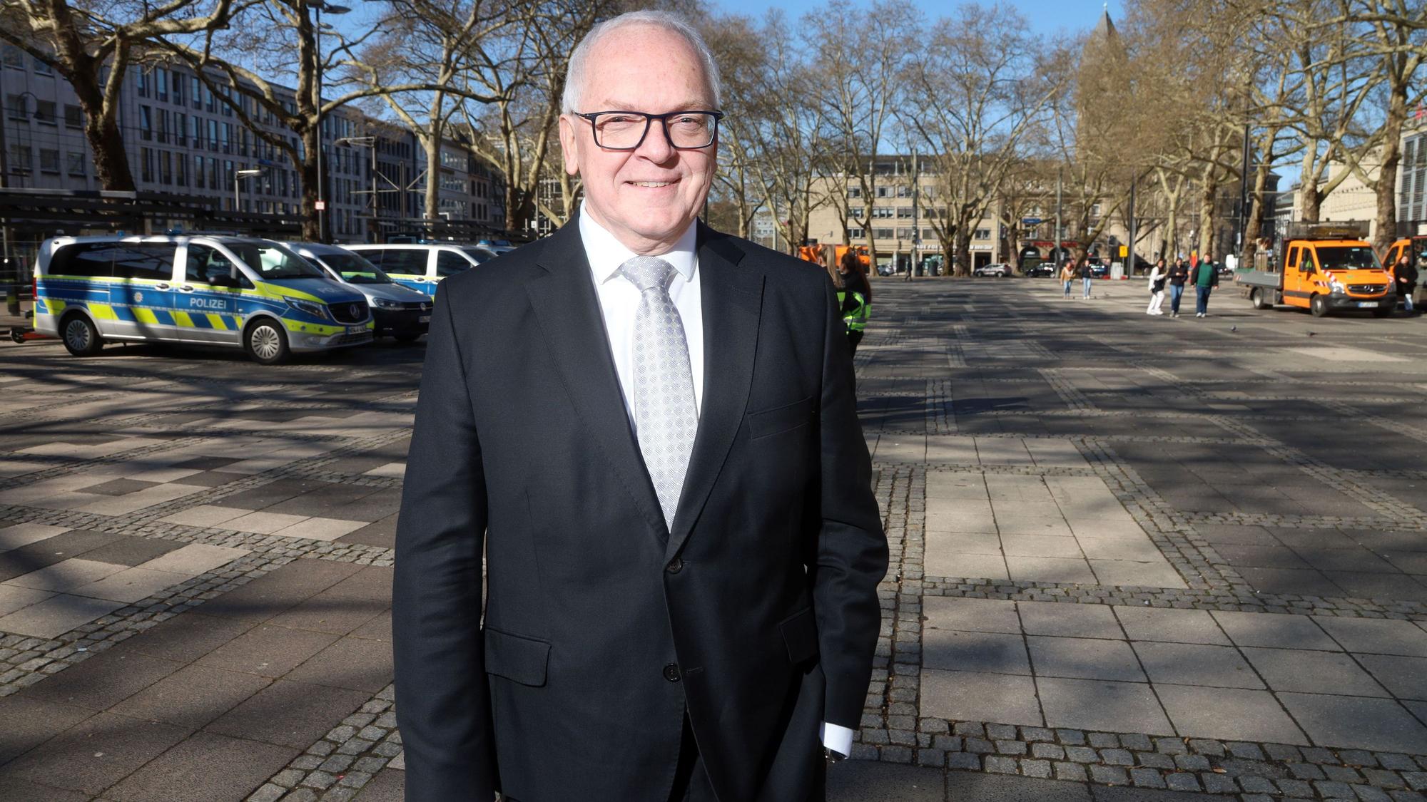 Polizeipräsident Johannes Hermanns steht am Neumarkt, dem bekanntesten Treffpunkt der Kölner Drogenszene.