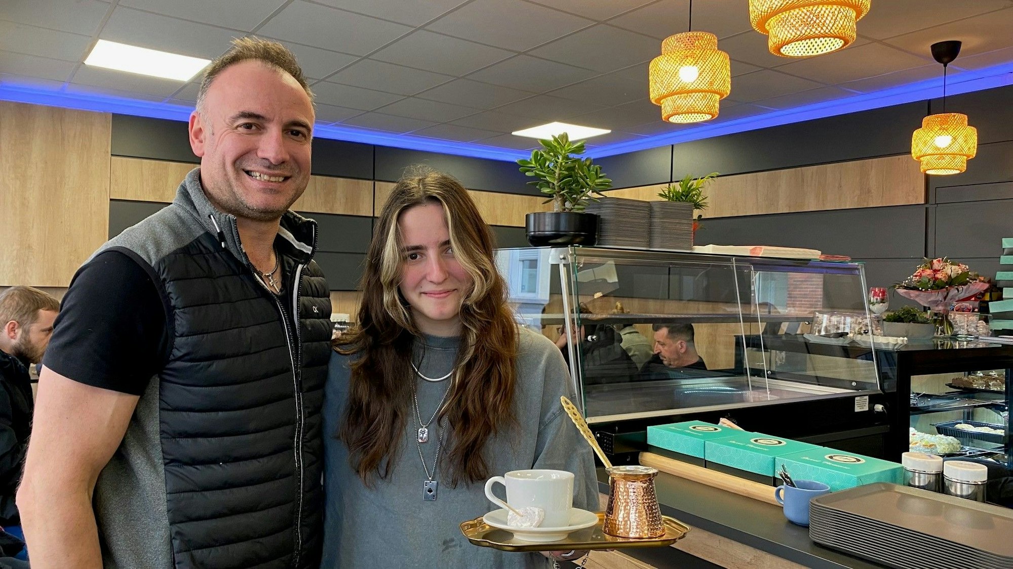 Zu sehen ist Christos Mavridis mit seiner Tochter Maria.