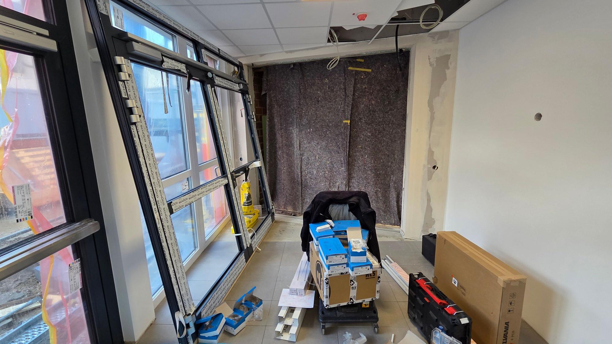 An dieser Stelle trifft Neu auf Alt: Eine Tür kommt an die Schnittschnelle, an der sich der Altbau der Grundschule in Waldbröl-Isengarten mit dem Neubau verbindet.