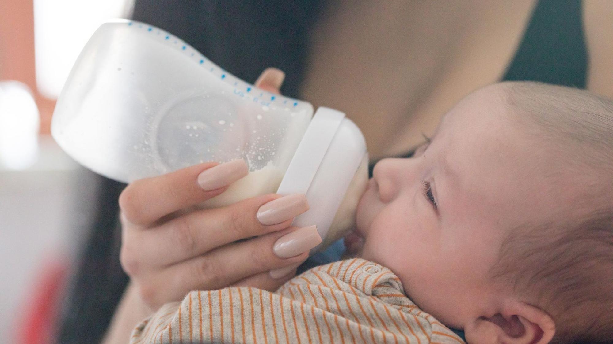 Mutter gibt ihrem Baby das Fläschchen