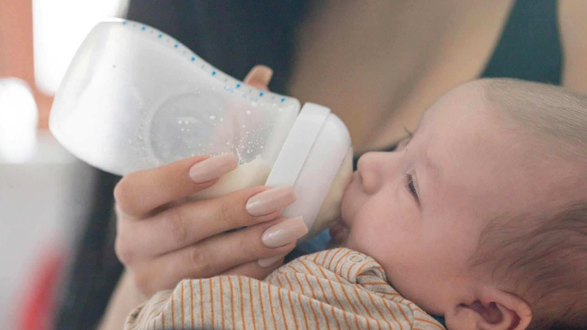 Mutter gibt ihrem Baby das Fläschchen