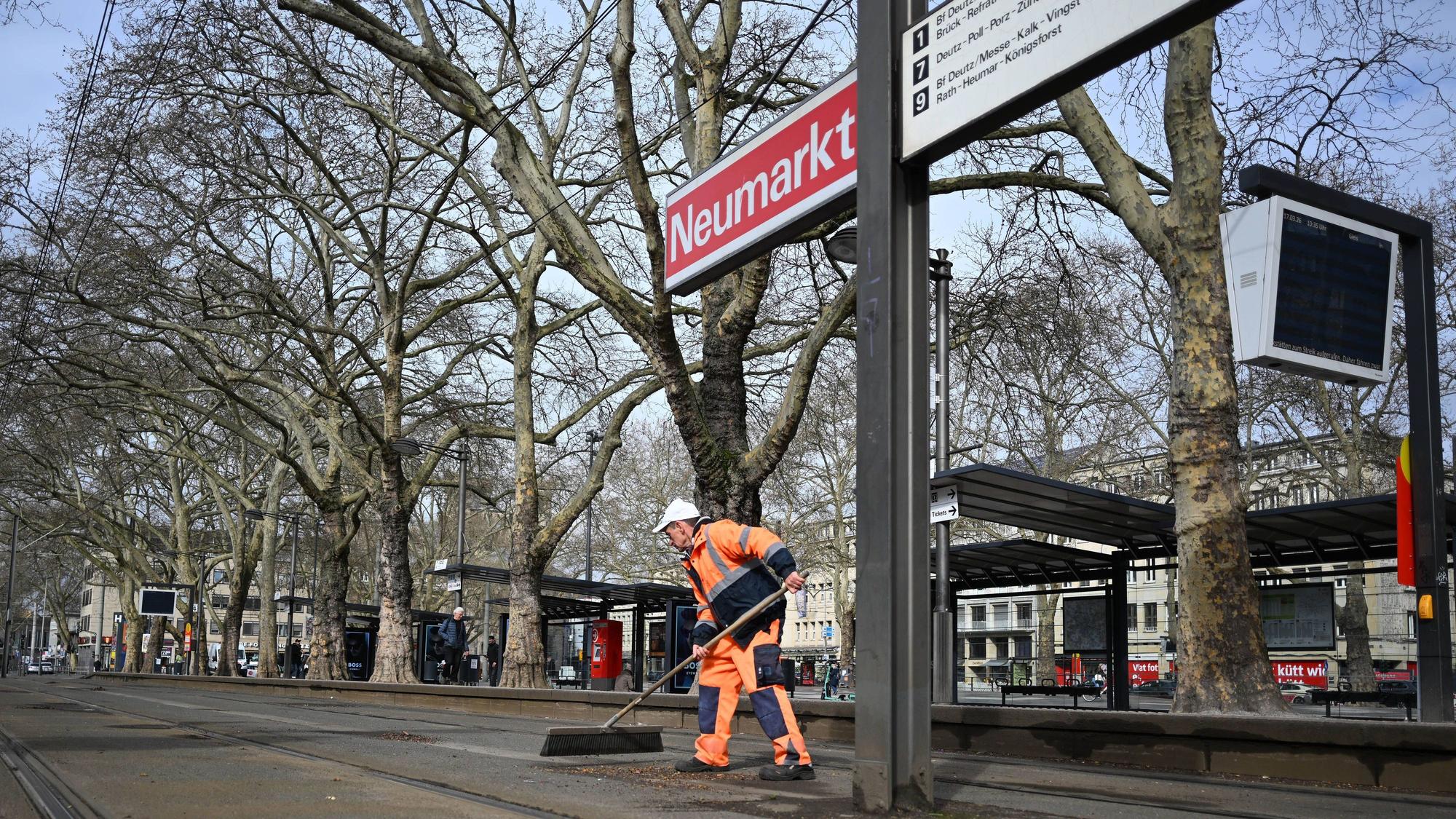 17.03.2026, xophax, Wirtschaft Verkehr , ÖPNV, KVB Streik - Kölner Verkehrs-Betriebe streiken. Neumarkt . Strassenfeger fegt Schienen. Köln *** 17 03 2026, xophax, Economy traffic , Public transport, KVB strike Cologne transport companies strike Neumarkt street sweeper sweeps rails Cologne