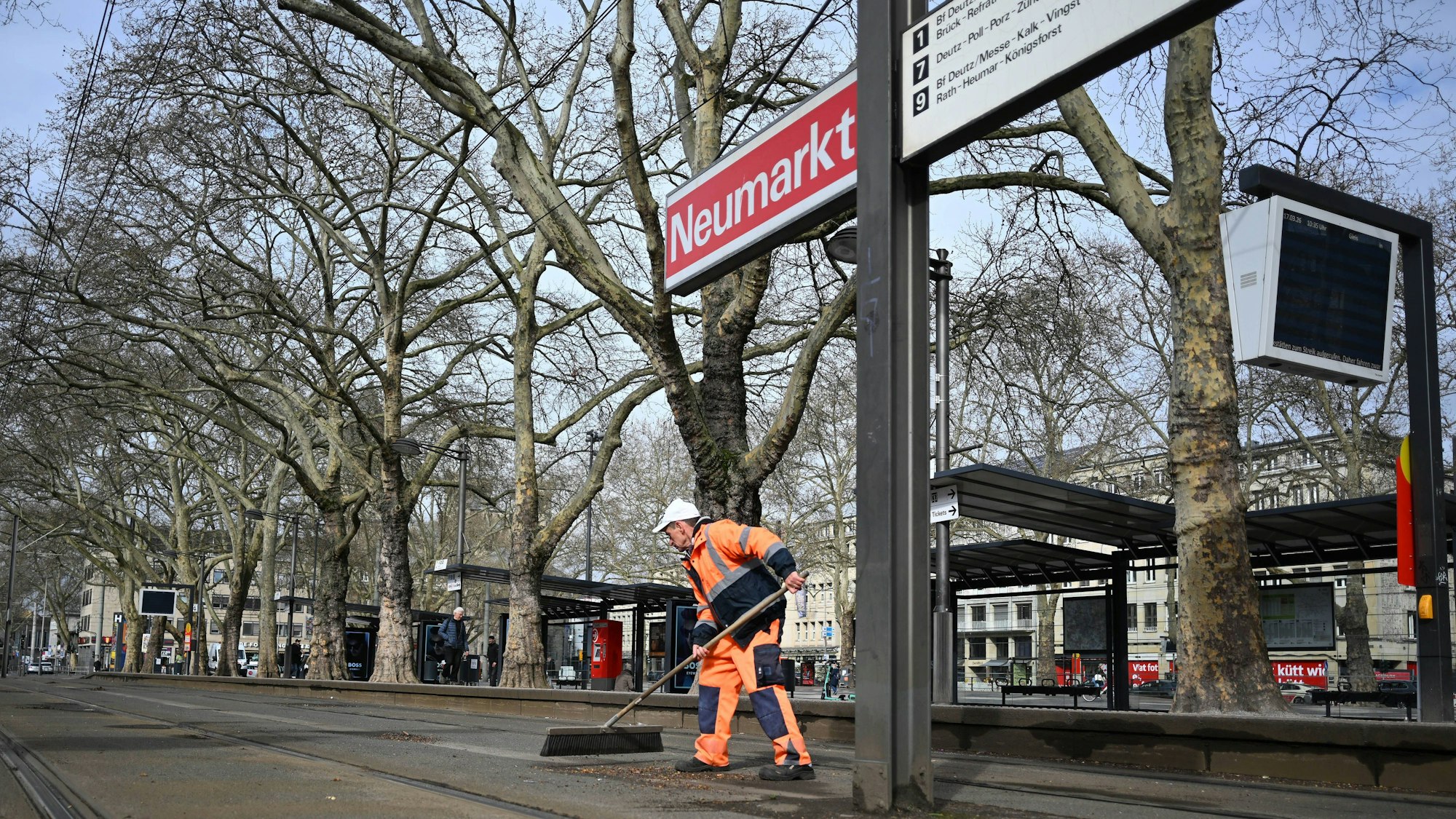 17.03.2026, xophax, Wirtschaft Verkehr , ÖPNV, KVB Streik - Kölner Verkehrs-Betriebe streiken. Neumarkt . Strassenfeger fegt Schienen. Köln *** 17 03 2026, xophax, Economy traffic , Public transport, KVB strike Cologne transport companies strike Neumarkt street sweeper sweeps rails Cologne
