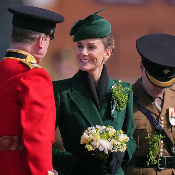 Prinzessin Kate (M) besucht die St.-Patrick’s-Day-Parade in der Mons-Kaserne und überreicht die traditionellen Kleeblätter an Offiziere und Gardisten zur Weitergabe.