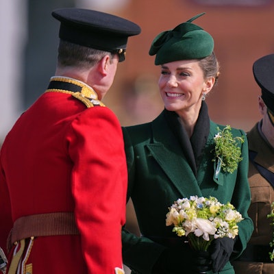 Prinzessin Kate (M) besucht die St.-Patrick’s-Day-Parade in der Mons-Kaserne und überreicht die traditionellen Kleeblätter an Offiziere und Gardisten zur Weitergabe.