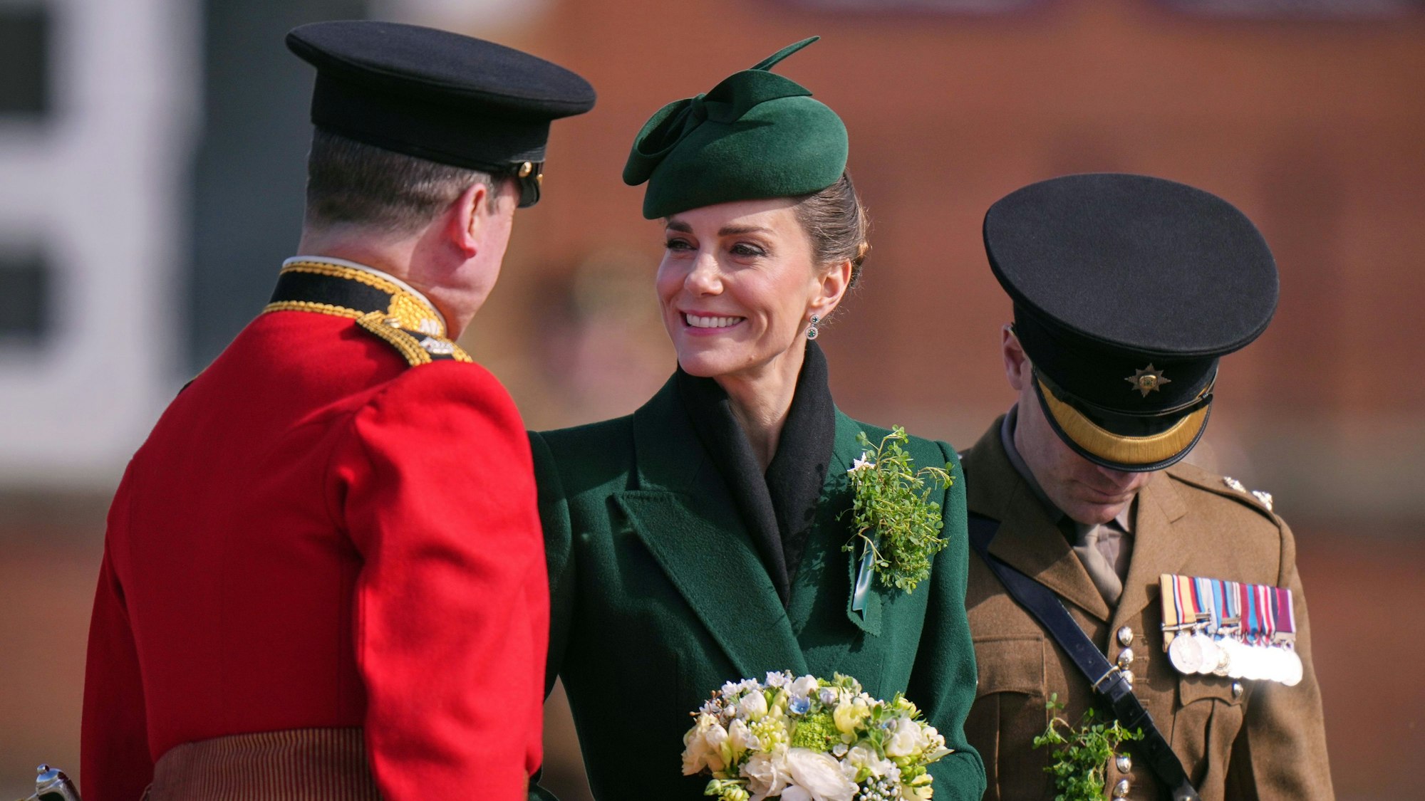 Prinzessin Kate (M) besucht die St.-Patrick’s-Day-Parade in der Mons-Kaserne und überreicht die traditionellen Kleeblätter an Offiziere und Gardisten zur Weitergabe.
