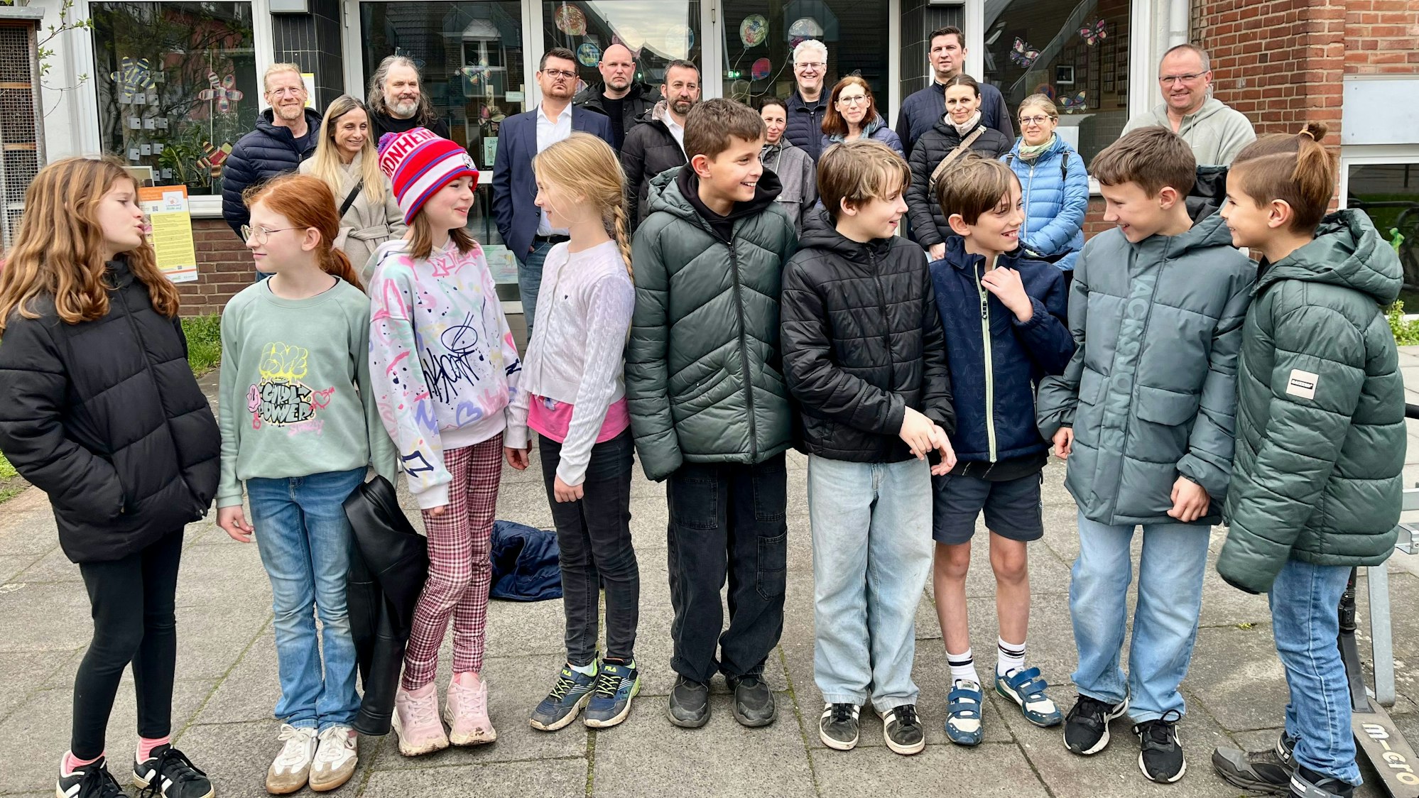 Vom Schulstreit betroffene Eltern und Kinder vor der Hans-Christian-Andersen-Grundschule in Hitdorf