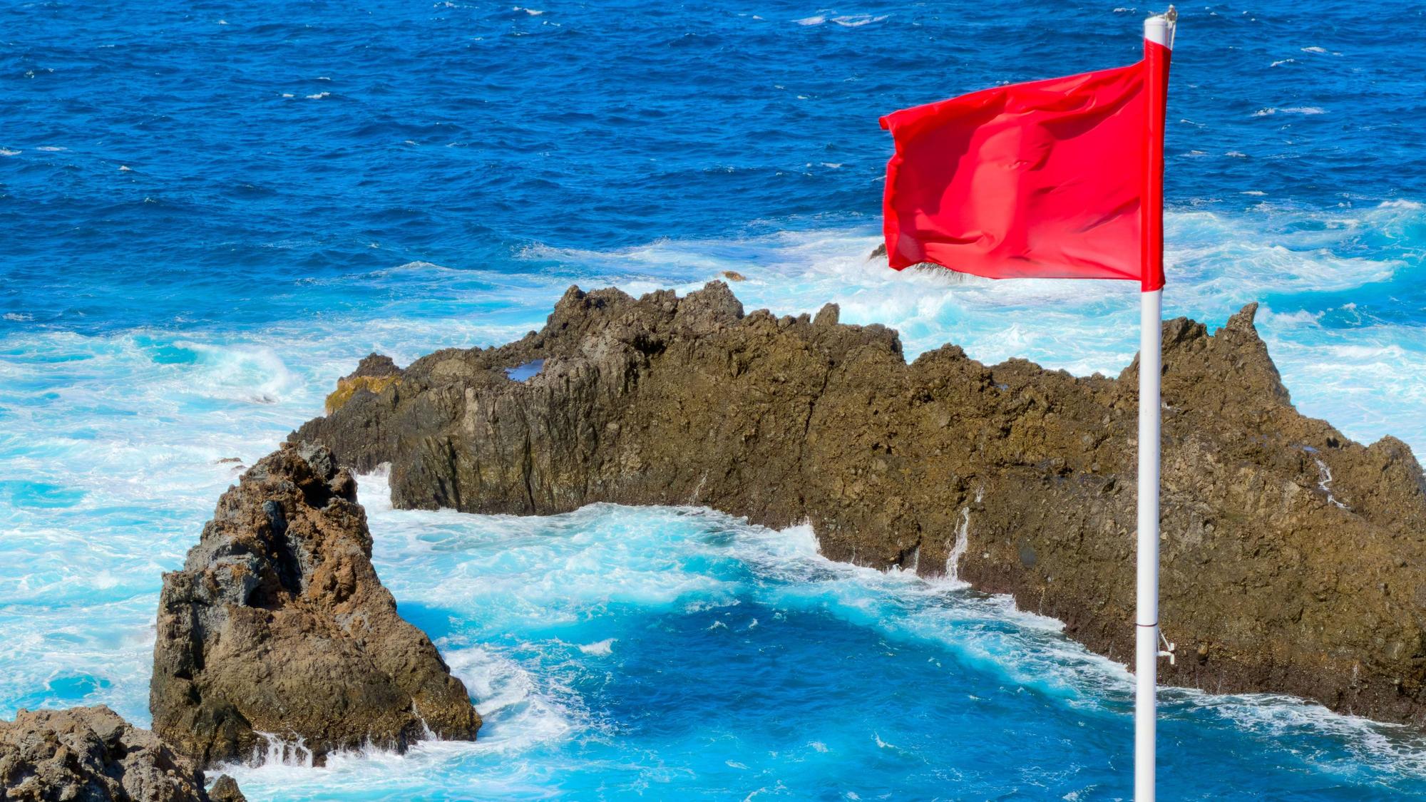 Rote Flagge weht auf Teneriffa.