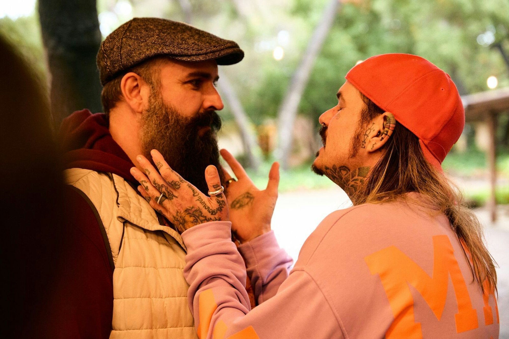 Carsten (links) und Jill haben keine Berührungsängste und lassen sich auf das Kuss-Teaching ein. (Bild: ProSieben/Max Montgomery)