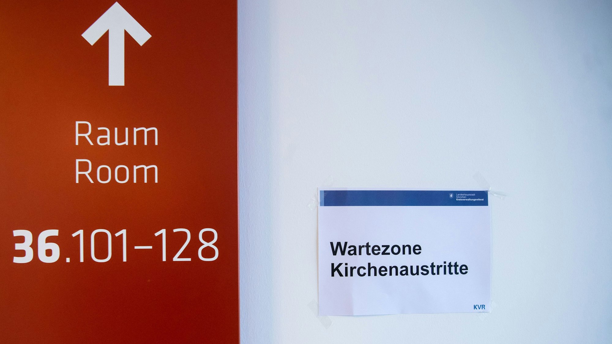 ARCHIV - 11.02.2022, Bayern, München: Ein Schild mit der Aufschrift "Wartezone Kirchenaustritte" ist im Standesamt München zu sehen.