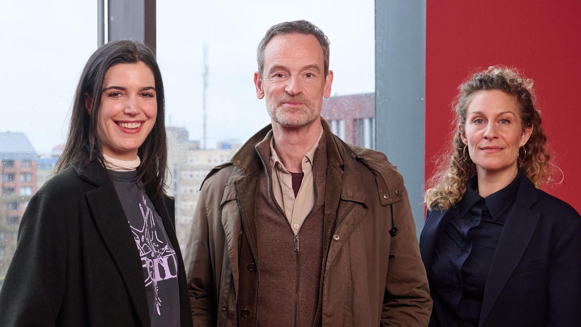 Die neue TV-Kommissarin Sophia Mercedes Burtscher als Hauptkommissarin Leo Sturm, Jörg Hartmann als TV-Hauptkommissar Peter Faber und Alessija Lause als Leiterin der Mordkommission, Ira Klasnic (v.l.) stehen bei einem Pressetermin an einem Panoramafenster des sogenannten „Dortmunder U“.