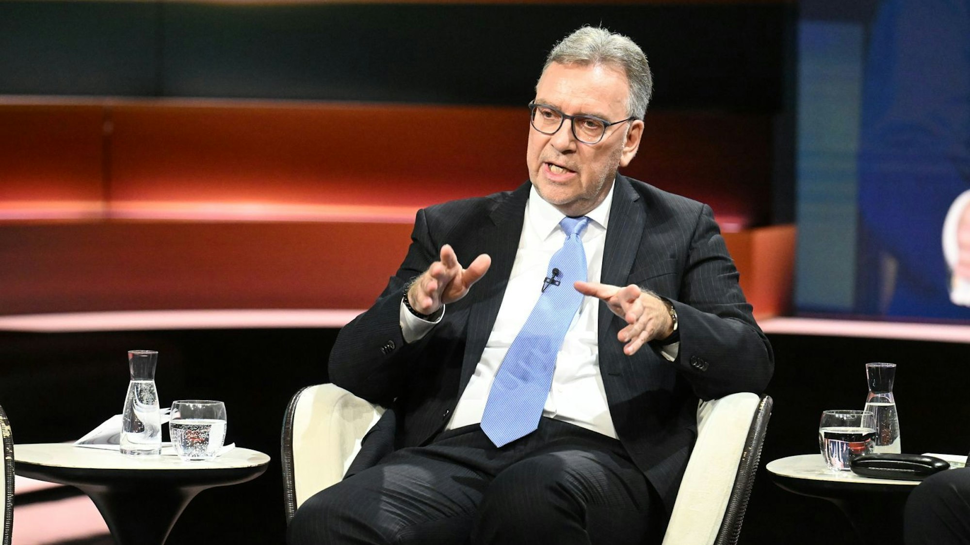 Energie-Experte Frank Umbach warnte vor höheren Öl- und Gaspreisen als Folge des Kriegs im Nahen Osten. (Bild: ZDF / Cornelia Lehmann)