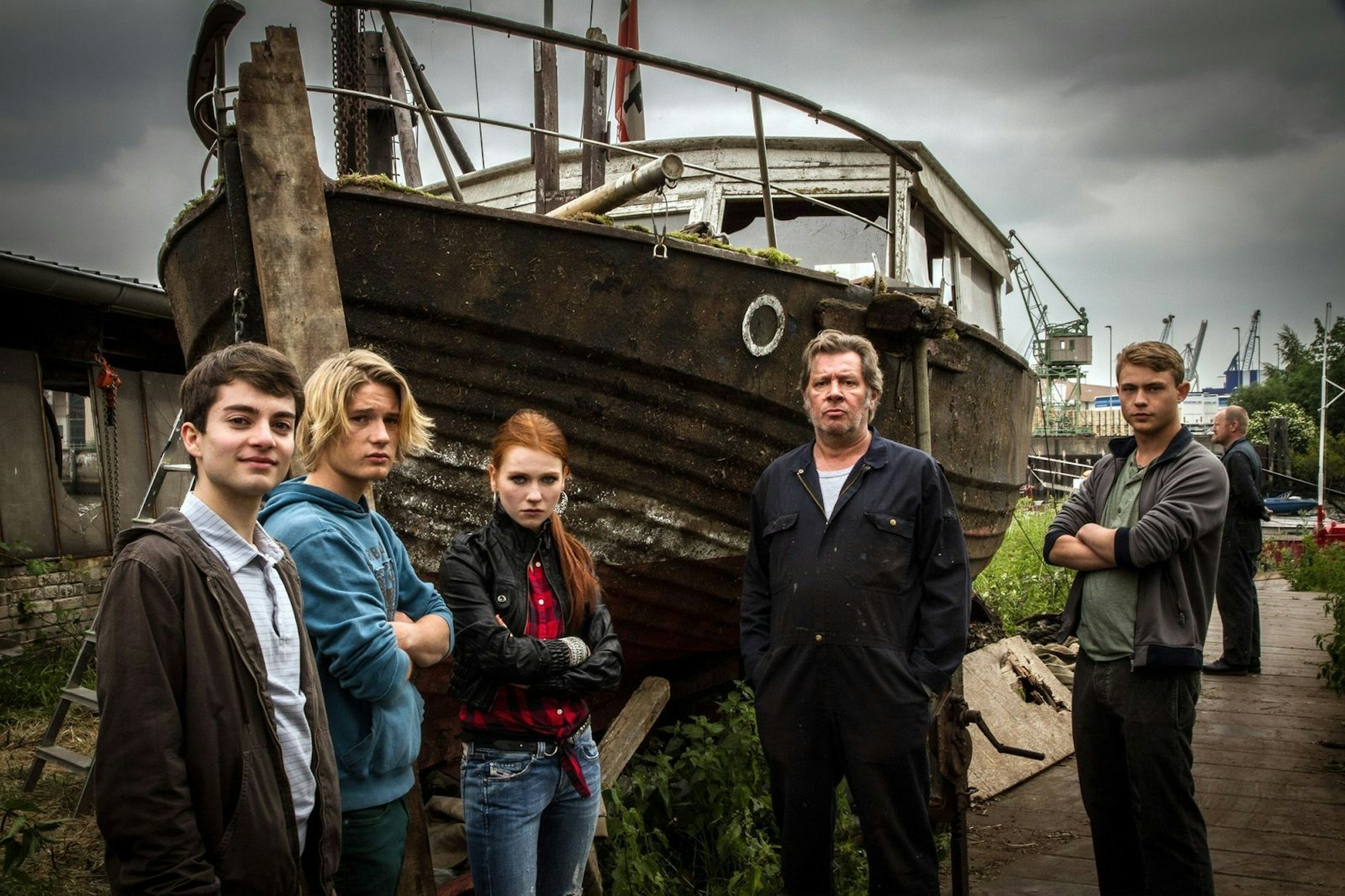 Arne (Max Hegewald, links) hat eine neue Familie gefunden. Haralds (Jan Fedder, Zweiter von rechts) Kinder Lars (Sven Gielnik, Zweiter von links), Wiebke (Franziska Brandmeier, Mitte), und Hans (Dennis Mojen, rechts) begrüßen den sensiblen Jungen unterschiedlich. (Bild: ZDF/NDR/Hannes Hubach)