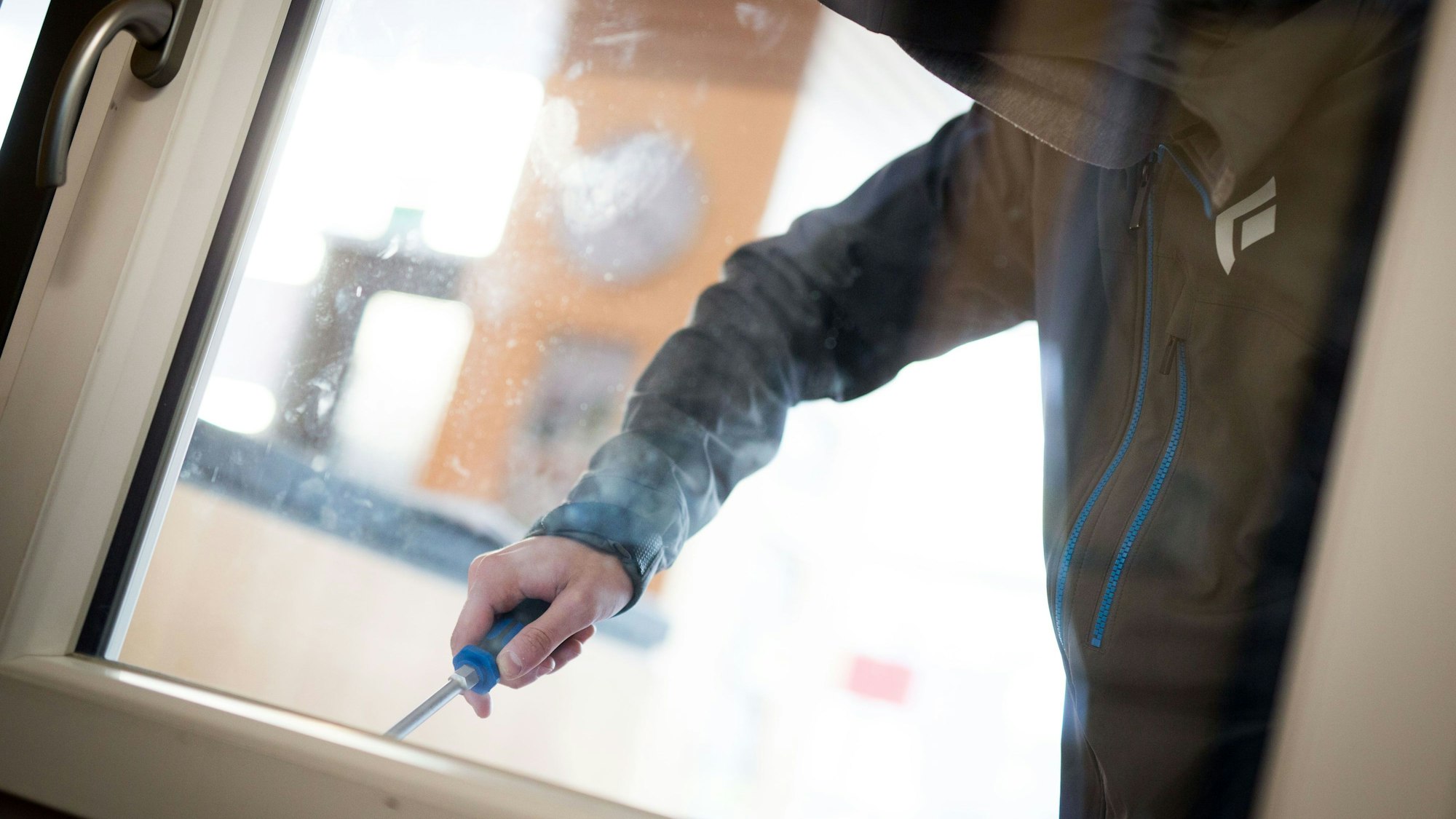 Die Täter verschafften sich gewaltsam Zugang zu den Büroräumen der Schülerhilfe in Burscheid.