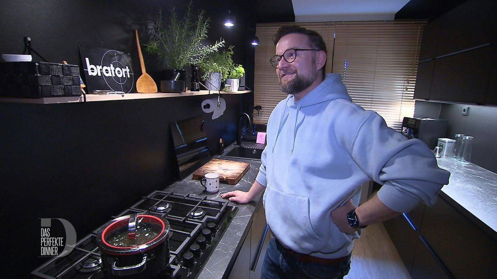 Roberts ganzer Stolz: seine schwarze Küche.
(Bild: RTL)