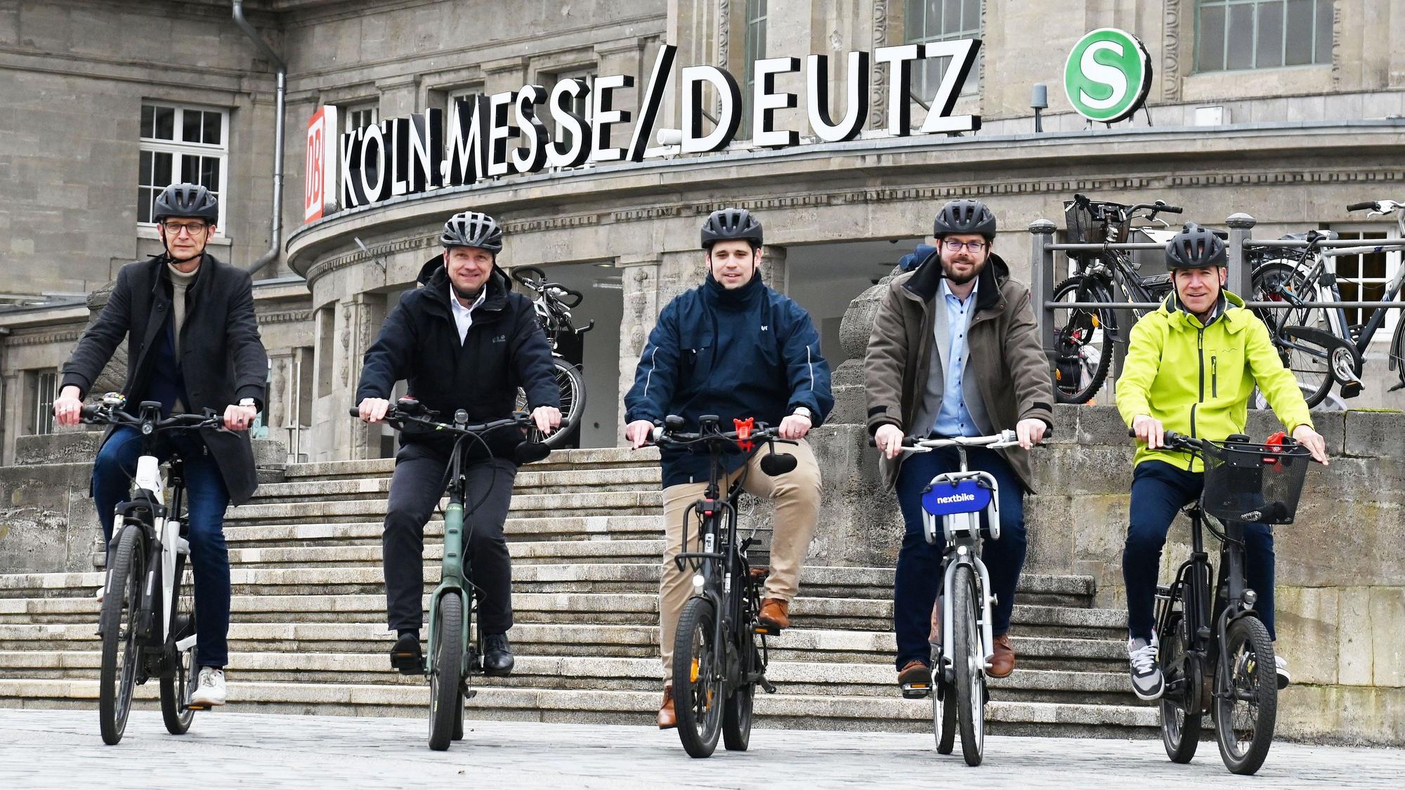 17.03.2026 Köln. Die Ausschilderung der Radpendlerroute 2 zwischen Köln und Bergisch Gladbach wird bei einem Fototermin präsentiert. Die Route wird auch als Schienenersatzverkehr für die Verbindung nach Bergisch Gladbach beworben. Die S-Bahn-Linie 11 zwischen Bergisch Gladbach und Köln ist vom 10. April bis 3. Juli 2026 wegen Sanierungsarbeiten gesperrt. V. Li.: Ragnar Migenda, Ascan Egerer, Thomas Schmalen, Heiko Krause, Dr. Norbert Reinkober. Foto: Alexander Schwaiger