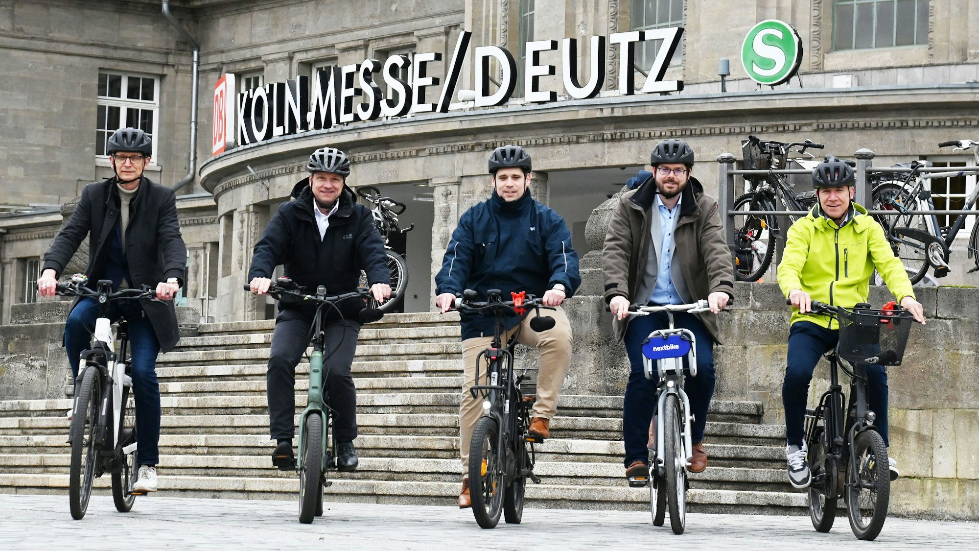 17.03.2026 Köln. Die Ausschilderung der Radpendlerroute 2 zwischen Köln und Bergisch Gladbach wird bei einem Fototermin präsentiert. Die Route wird auch als Schienenersatzverkehr für die Verbindung nach Bergisch Gladbach beworben. Die S-Bahn-Linie 11 zwischen Bergisch Gladbach und Köln ist vom 10. April bis 3. Juli 2026 wegen Sanierungsarbeiten gesperrt. V. Li.: Ragnar Migenda, Ascan Egerer, Thomas Schmalen, Heiko Krause, Dr. Norbert Reinkober. Foto: Alexander Schwaiger