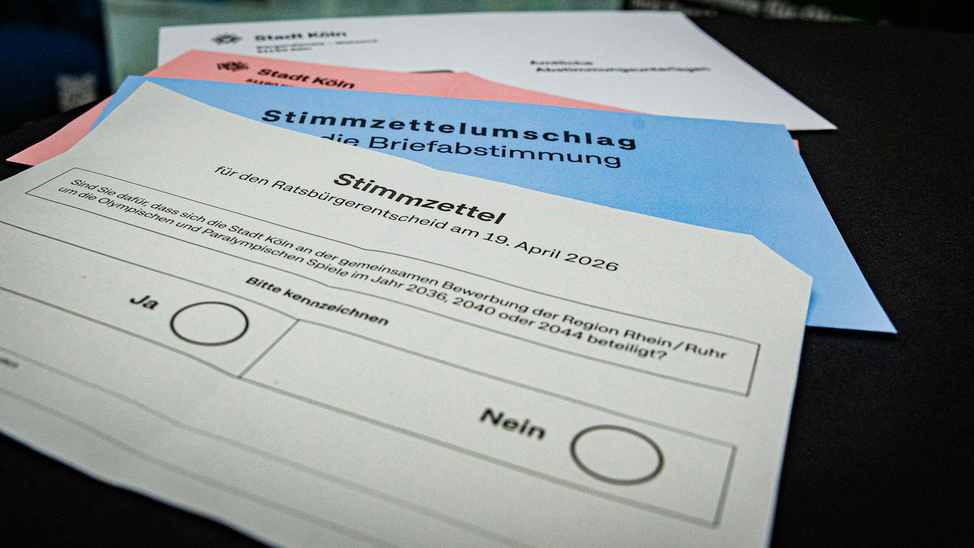 So sehen die Abstimmungsunterlagen zum Bürgerentscheid für die Olympia- Bewerbung von NRW in Köln aus.