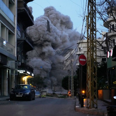 18.03.2026, Libanon, Beirut: Im Zentrum von Beirut, Libanon, wurde ein Gebäude durch einen israelischen Angriff getroffen. Foto: Hussein Malla/AP/dpa +++ dpa-Bildfunk +++