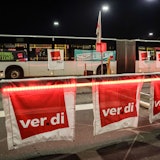 Busse der Kölner Verkehrsbetriebe (KVB) stehen im Depot. Die Gewerkschaft Verdi hat die Beschäftigten von kommunalen Nahverkehrsbetrieben zu Warnstreiks aufgerufen. (Archivbild)