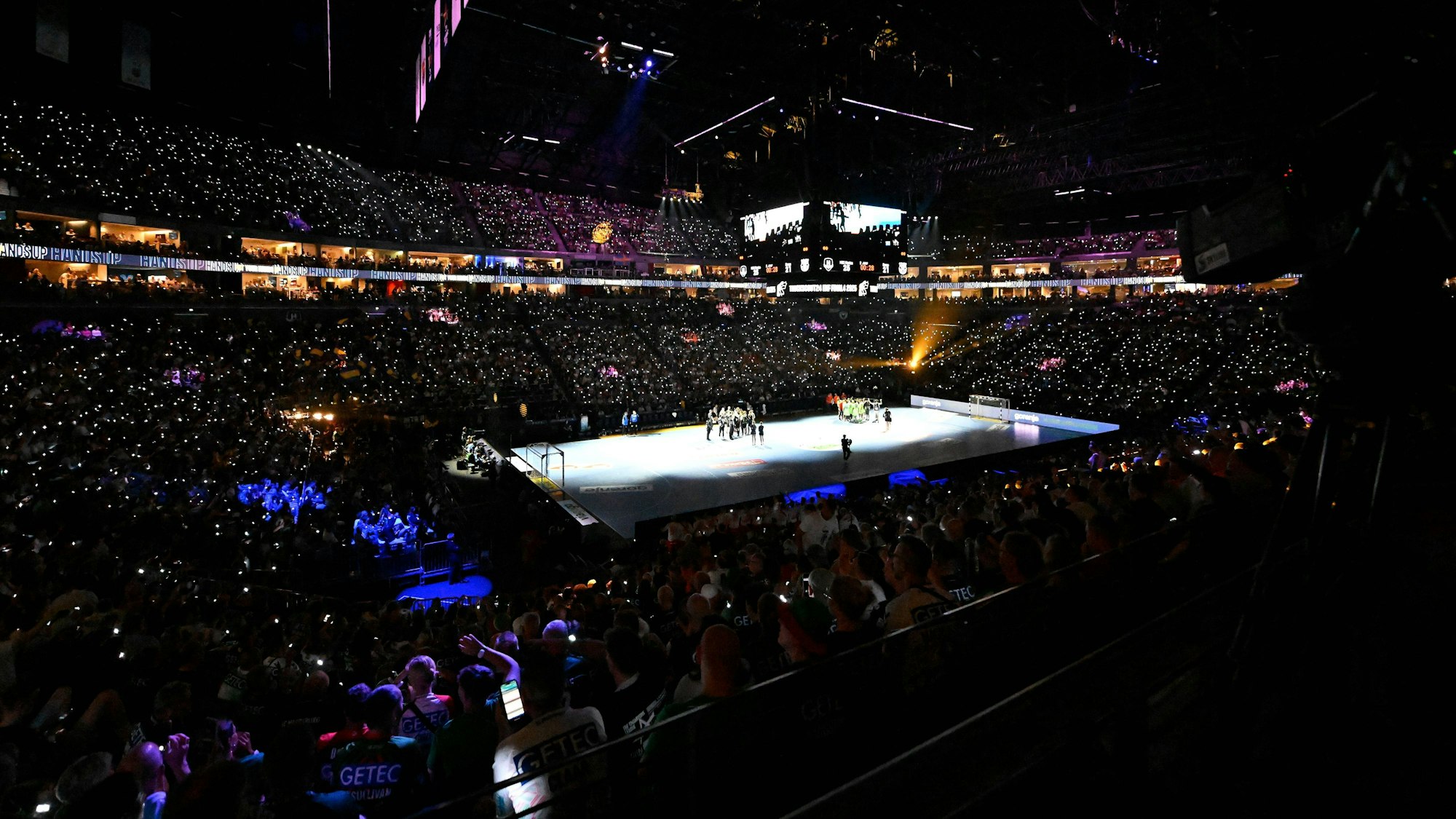 Blick in die Lanxess-Arena beim Handball.