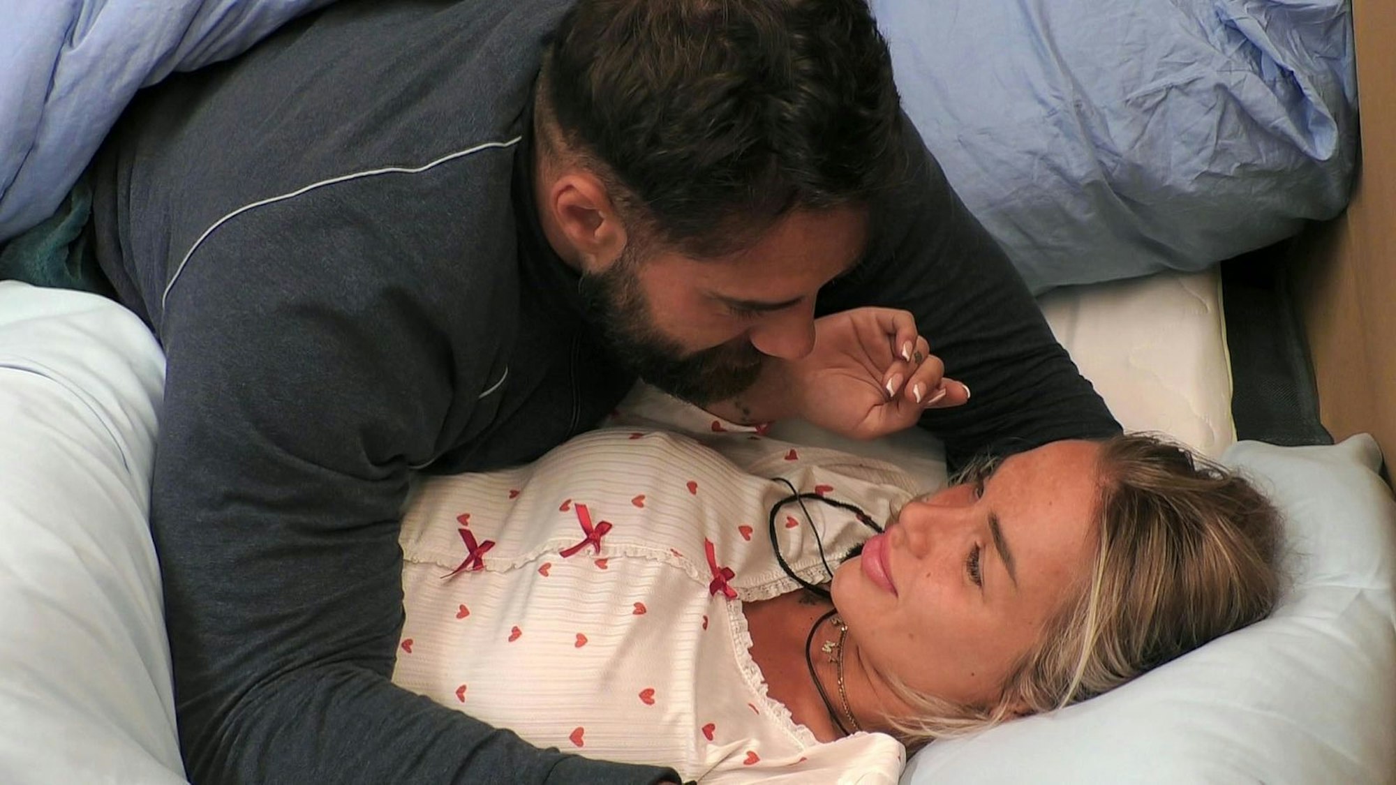 Endlich kann Aleks Petrovic Emmy Russ mit gutem Gewissen küssen. (Bild: RTLZWEI)