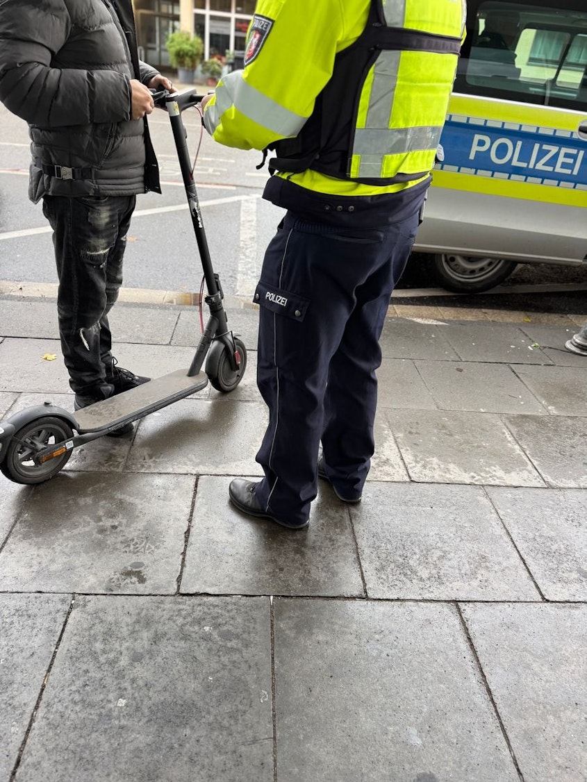 Polizeikontrolle von E-Scootern in Siegburg.