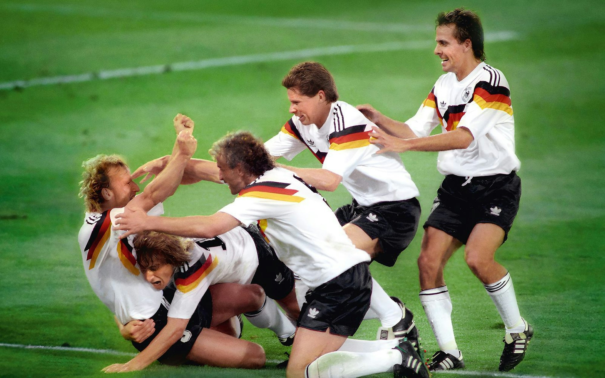 „Ein Sommer in Italien - WM 1990“ (Bild: Ausschnitt Filmplakat) blickt auf einen der größten Erfolge der DFB-Geschichte. (Bild: B14 Film/Tobis)