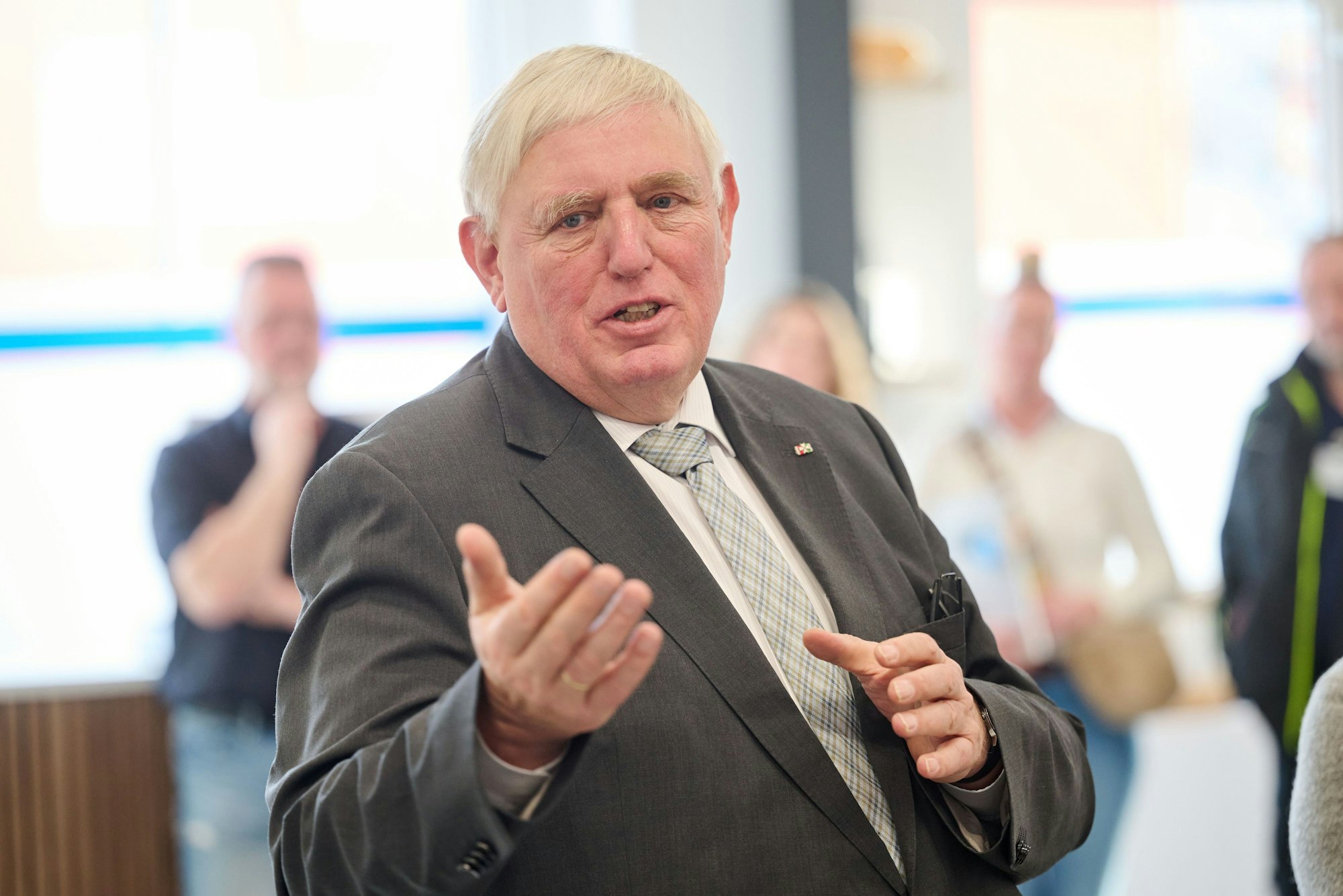 ARCHIV - 21.01.2026, Nordrhein-Westfalen, Olpe: Karl-Josef Laumann, Landesgesundheitsminister in Nordrhein-Westfalen, spricht im Digitalen Facharzt- und Gesundheitszentrum (DFGZ) zu Journalisten. (zu dpa: «Laumann: «Deutsche sind nicht faul»») Foto: Bernd Thissen/dpa +++ dpa-Bildfunk +++