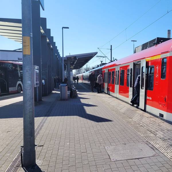 Das Foto zeigt eine S11 am Bahnhof in Bergisch Gladbach