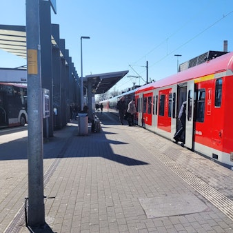 Das Foto zeigt eine S11 am Bahnhof in Bergisch Gladbach